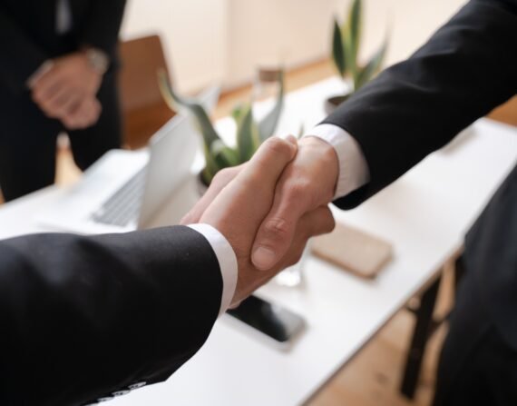 Πώληση ακινήτου με βάρη: Μάθετε πώς γίνεται η άρση προσημείωσης, η έκδοση επιστολής συναίνεσης και η ασφαλής μεταβίβαση ακινήτου βήμα προς βήμα.